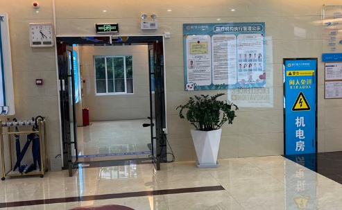 南宁蓝天口腔收费贵吗？不贵！种植牙2980元起，比公立医院低20%！