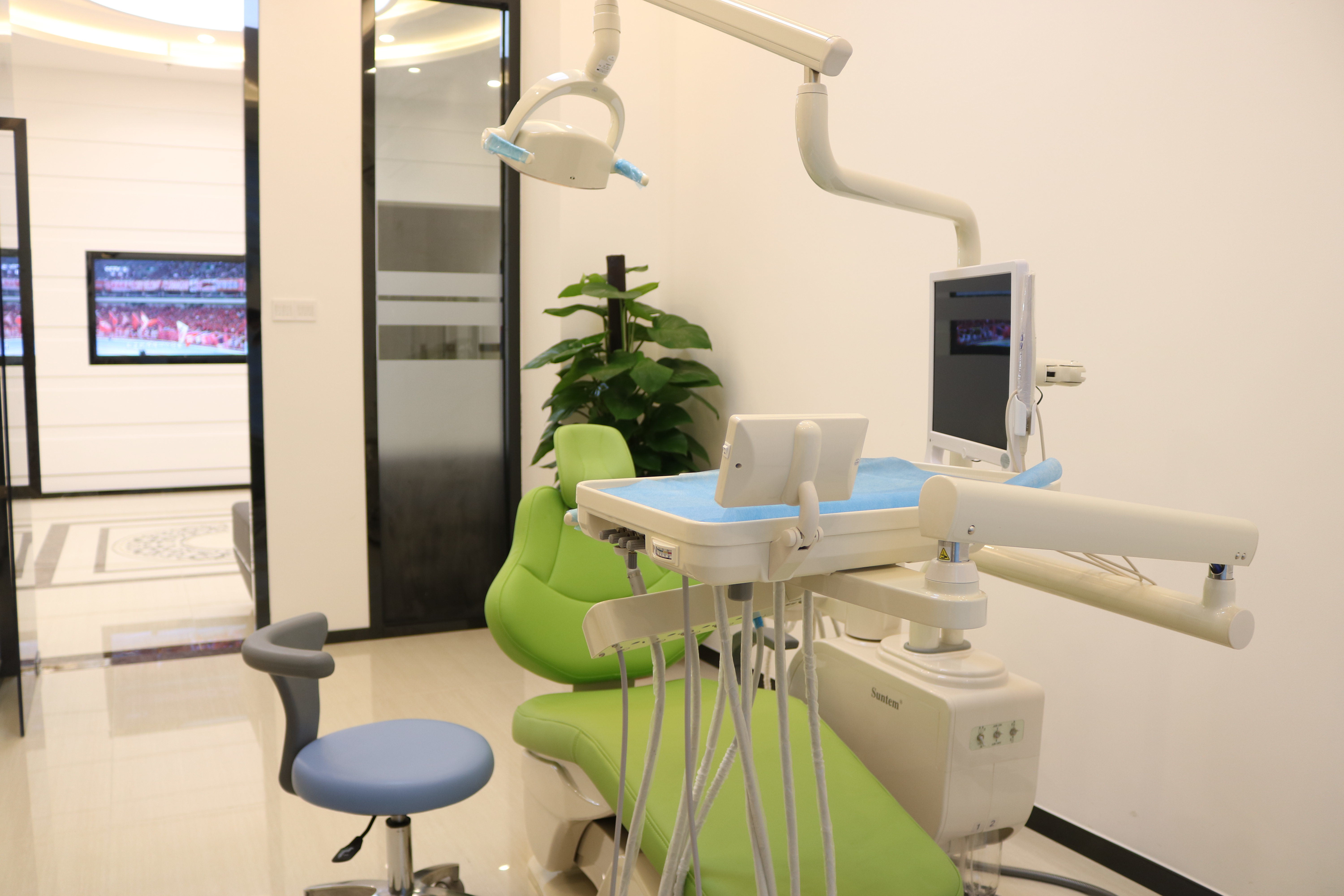 珠海市仁爱口腔医院种牙怎么样？价格在3000元左右，透明无隐形收费