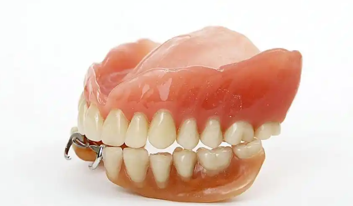 三、必须拔除牙根的医学指征