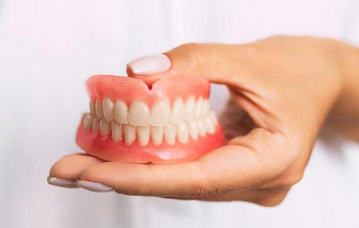 三、吸附性义齿与普通义齿的对比：从技术原理到实际体验